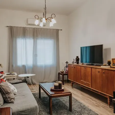 Renovated, Open And Functional Old House Apartment *